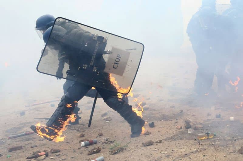 Polícia entra em conflito com manifestantes contrários a reservatório na França
