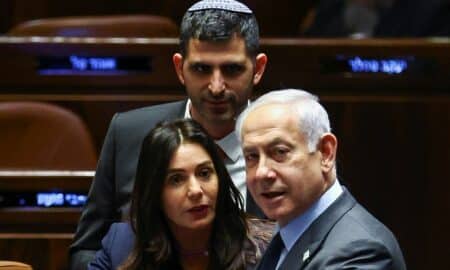 Governo de Israel adia reforma judicial em meio a protestos em massa