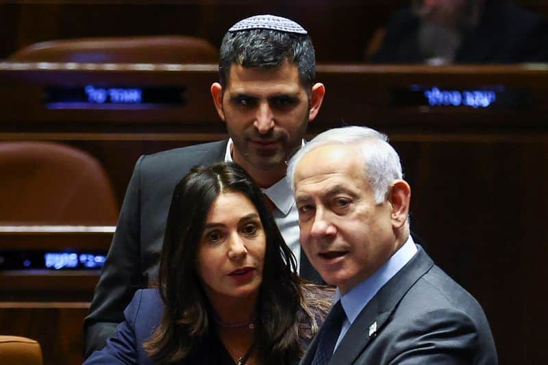 Governo de Israel adia reforma judicial em meio a protestos em massa