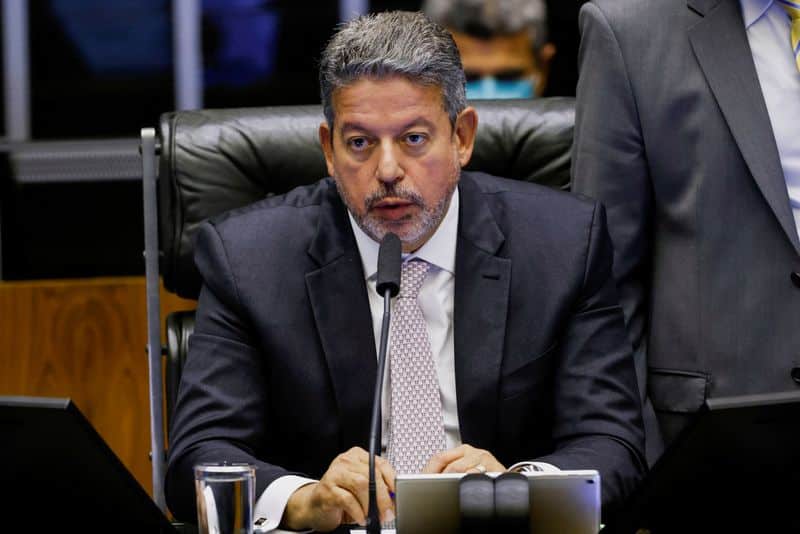 Sem acordo, governo deve pinçar 3 ou 4 MPs para votação e transformar outras em projetos, diz Lira