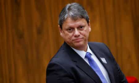 Governador de SP tem alta de hospital após retirada de cálculo renal em Londres