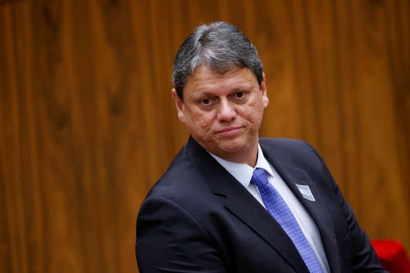 Governador de SP tem alta de hospital após retirada de cálculo renal em Londres