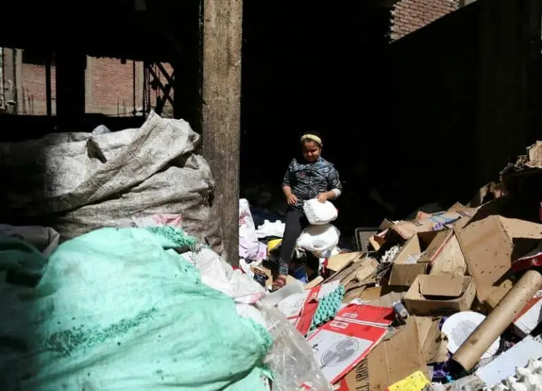 Instituição de caridade ensina crianças a reciclar na "Cidade do Lixo" do Egito