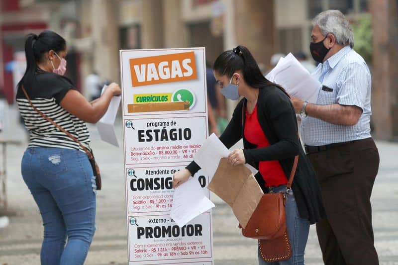 Taxa de desemprego no Brasil sobe a 8,6% no tri até fevereiro, com alta de pessoas sem trabalho