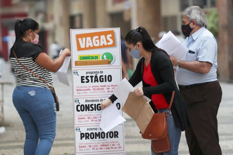 Taxa de desemprego no Brasil sobe a 8,6% no tri até fevereiro, com alta de pessoas sem trabalho