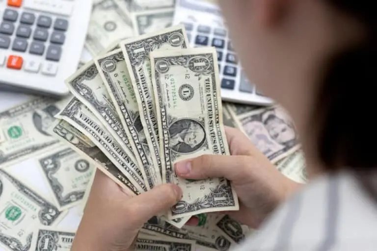 Dólar engata 6° dia de queda frente ao real em sessão volátil por Ptax