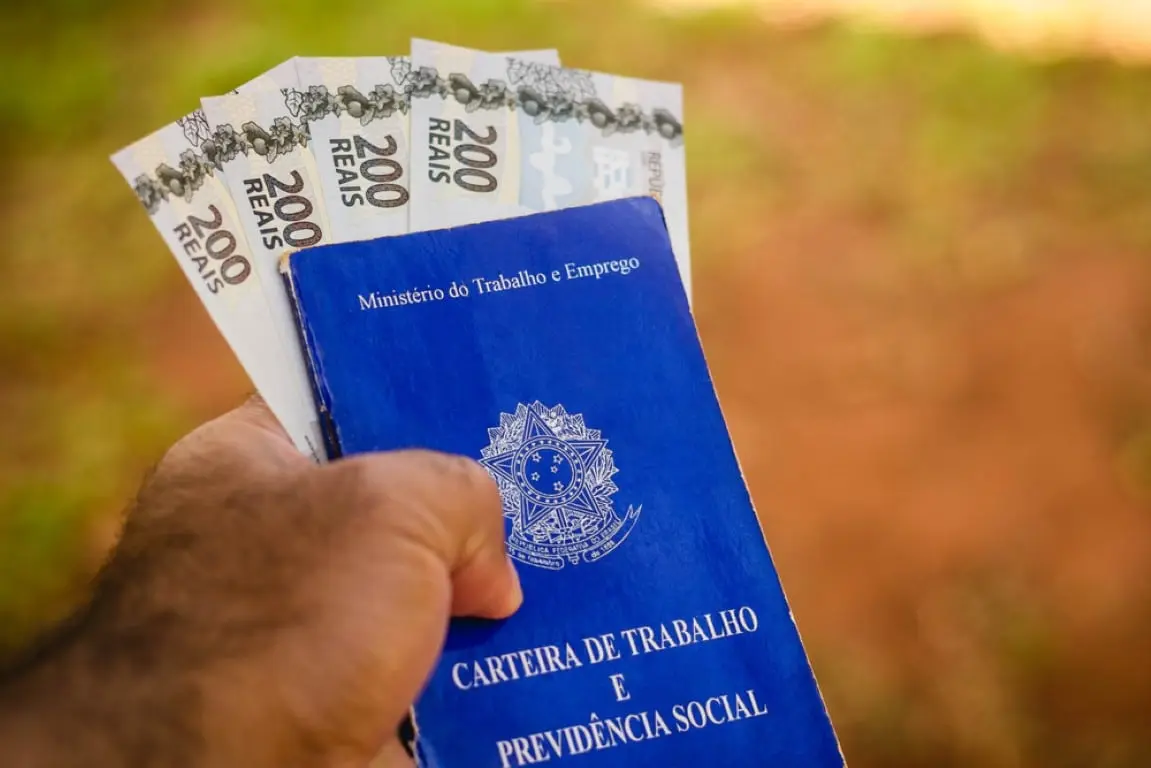 carteira de trabalho dinheiro e beneficios
