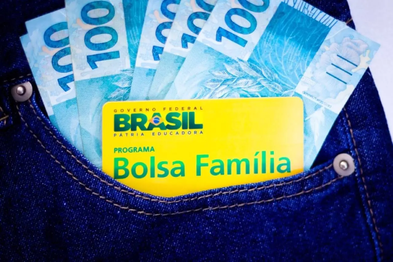 dinheiro e cartao do bolsa familia