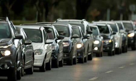 Vendas de veículos novos disparam em março sobre base de comparação fraca, diz Fenabrave