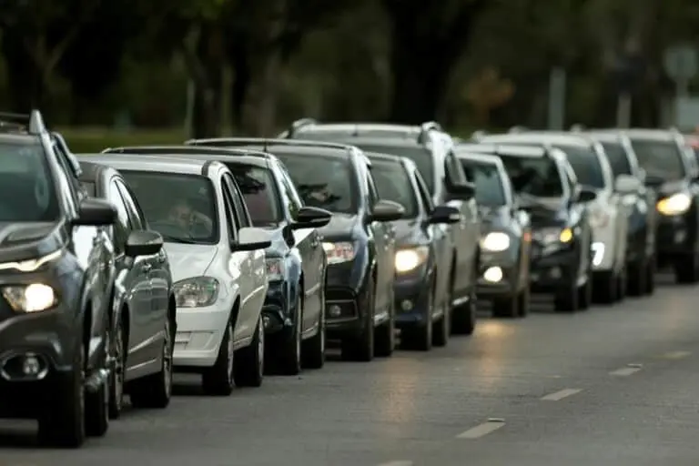 Vendas de veículos novos disparam em março sobre base de comparação fraca, diz Fenabrave