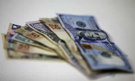 Dólar sobe ante real com investidores buscando proteção antes do feriado