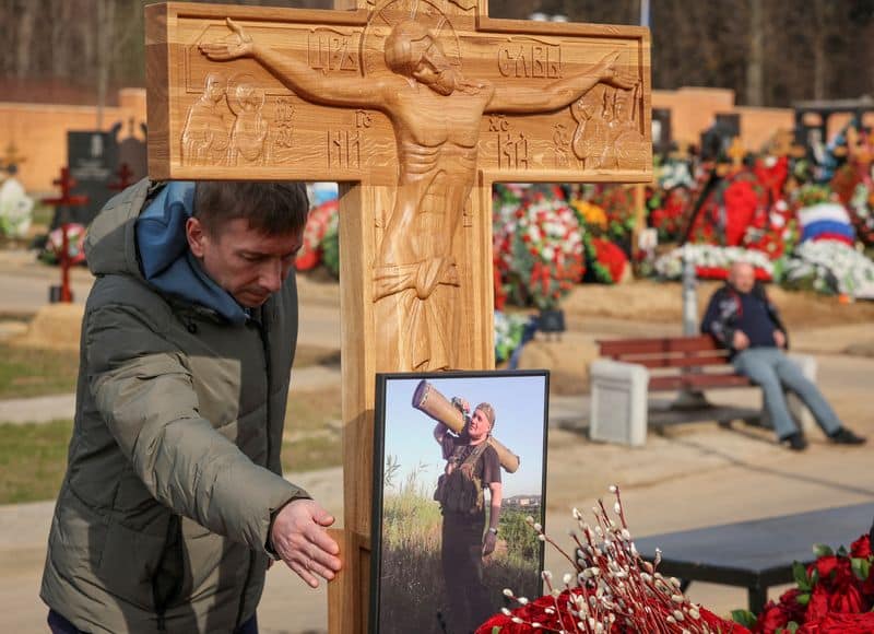 Centenas de pessoas comparecem a funeral de blogueiro pró-guerra em Moscou