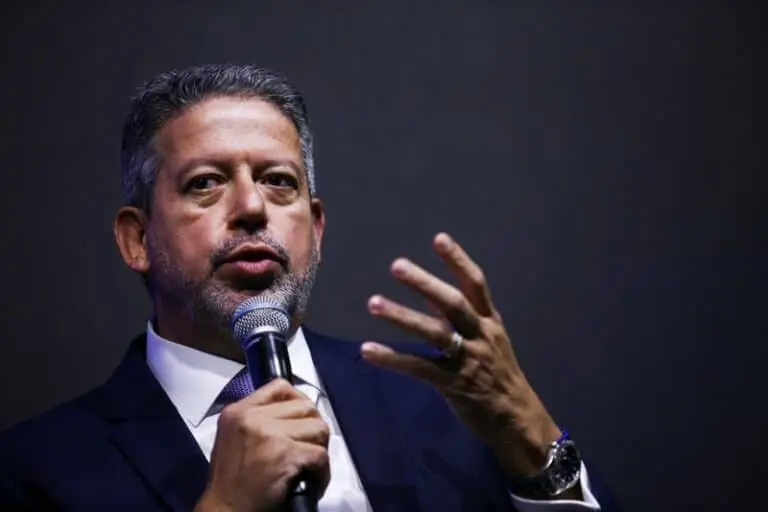 Lira consolida bloco com mais de 170 parlamentares, o maior da Câmara