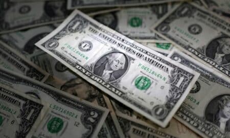 Dólar caminha para fechar semana em forte queda e abaixo de R$5