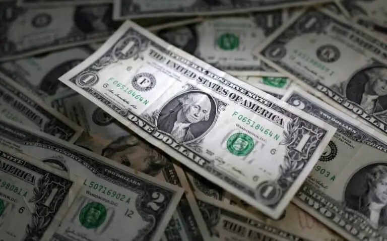 Dólar caminha para fechar semana em forte queda e abaixo de R$5