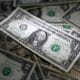 Dólar caminha para fechar semana em forte queda e abaixo de R$5