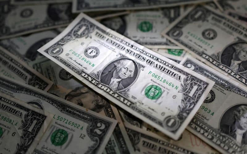 Dólar caminha para fechar semana em forte queda e abaixo de R$5