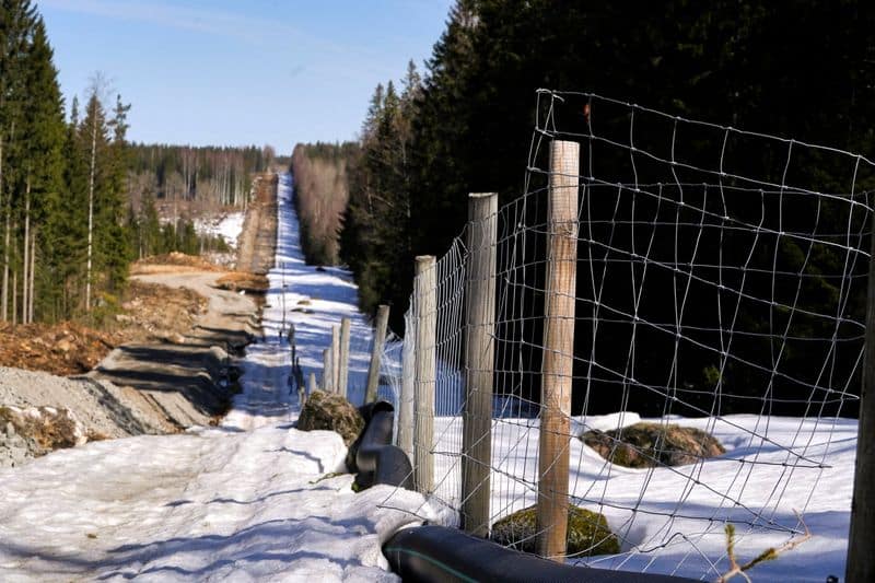 Finlândia começa a construir cerca na fronteira com Rússia
