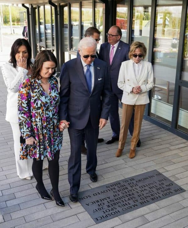 Emocionado, Biden encontra padre na Irlanda que deu extrema-unção a seu filho