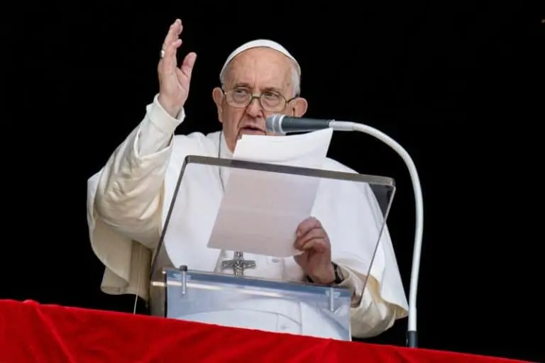 Papa Francisco classifica de infundadas "insinuações" contra João Paulo 2º