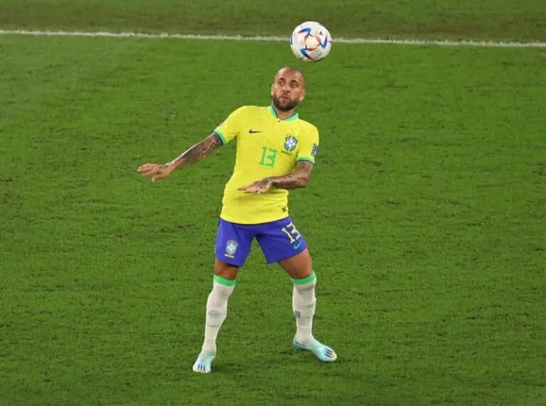 Daniel Alves alega que houve sexo consensual em caso em que é acusado de agressão sexual
