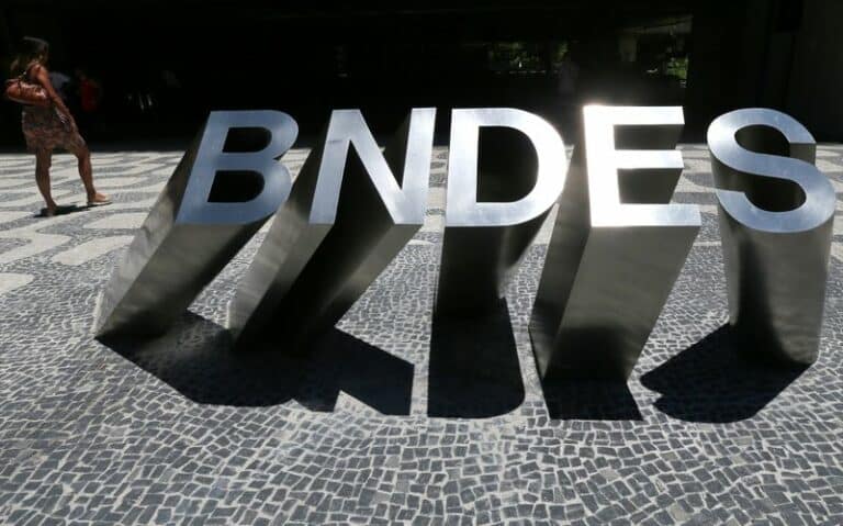 BNDES anuncia linha de R$2 bi para agricultor que tem recebíveis em dólar