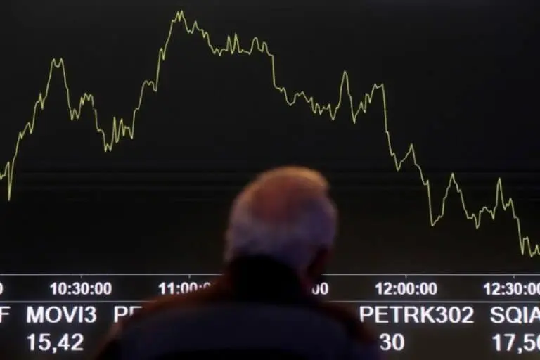Ibovespa inverte sinal e recua nos primeiros negócios