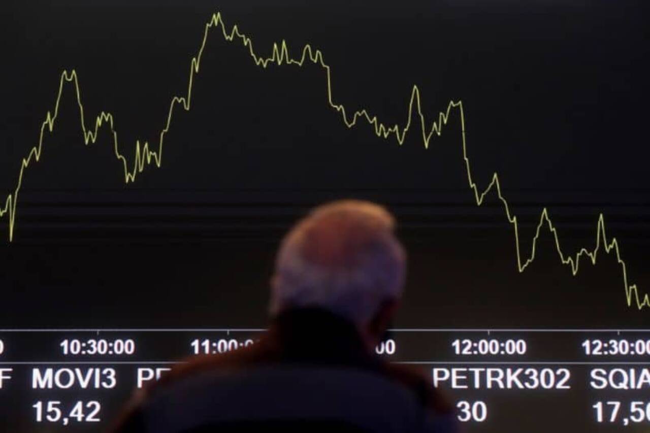Ibovespa inverte sinal e recua nos primeiros negócios