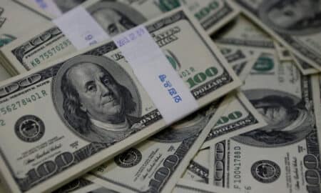 Dólar fecha em alta firme ante real em dia de divulgação do novo arcabouço