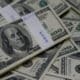Dólar fecha em alta firme ante real em dia de divulgação do novo arcabouço