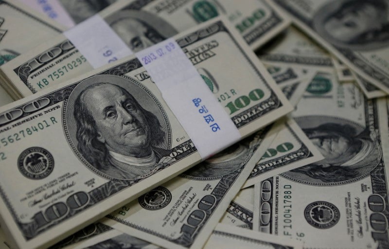 Dólar fecha em alta firme ante real em dia de divulgação do novo arcabouço