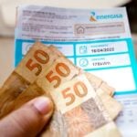 ANEEL anuncia bandeira amarela e mantém custo adicional na conta de luz em agosto