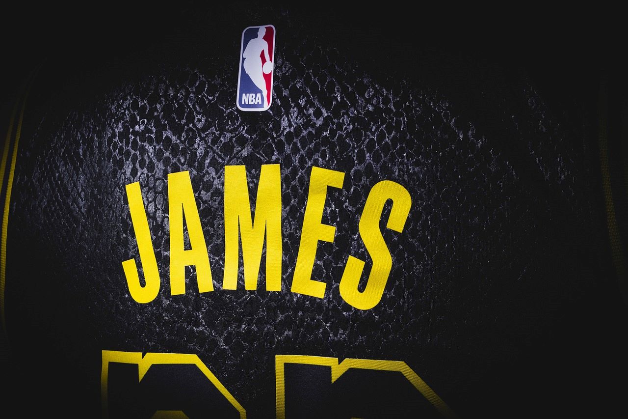 Rodada da NBA tem recorde de LeBron, discussão de Westbrook com torcedor e vitória dos Nuggets