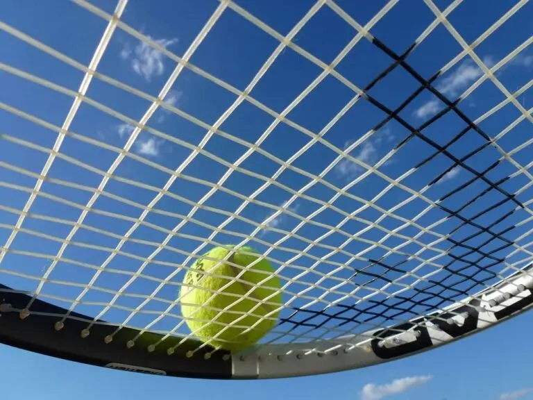 Alcaraz vence Medvedev, avança em 1ª lugar e enfrentará Djokovic na semi do ATP Finals