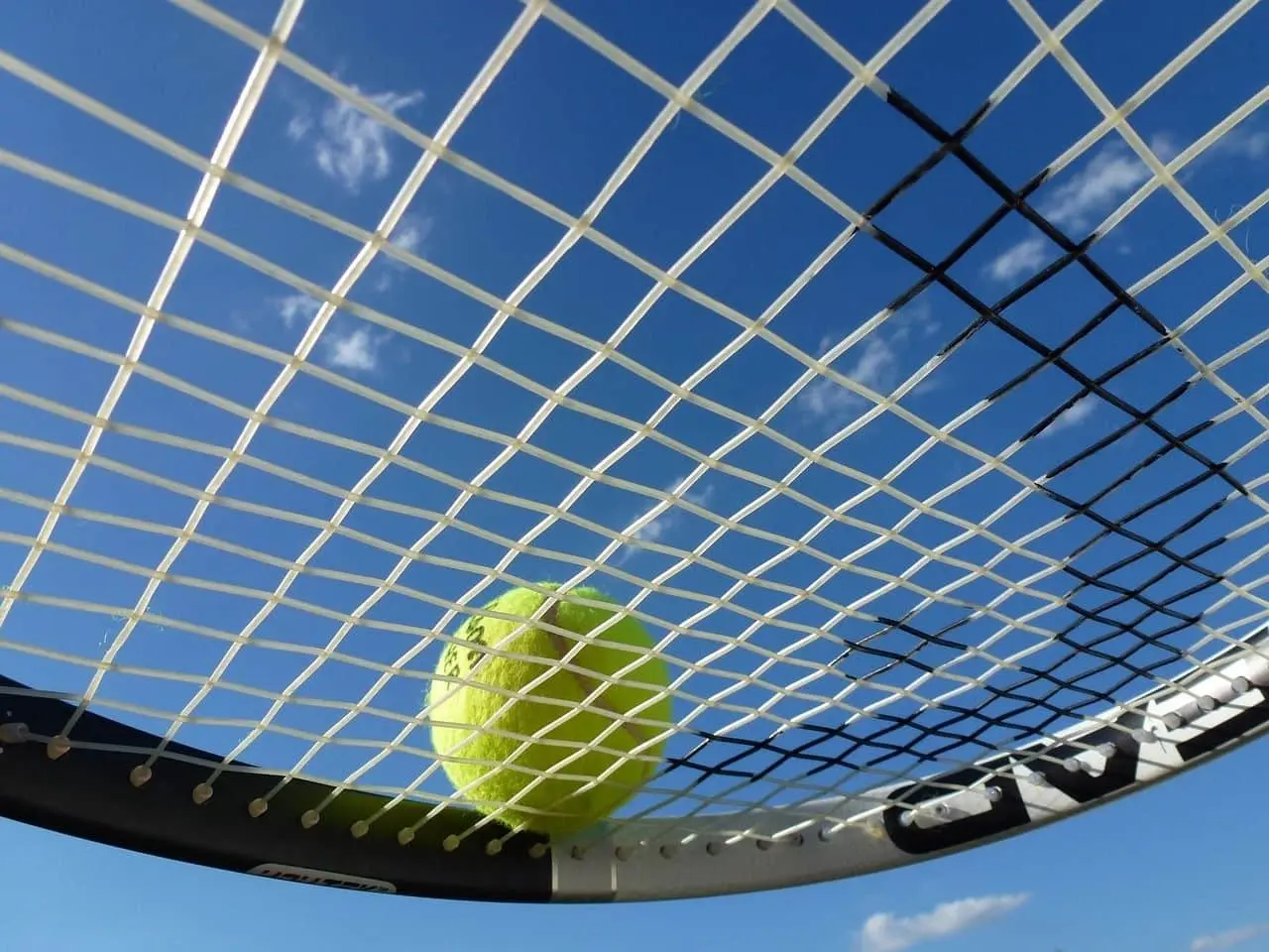 Alcaraz vence Medvedev, avança em 1ª lugar e enfrentará Djokovic na semi do ATP Finals