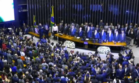 Lula participa da sessão de promulgação da reforma tributária e é celebrado por apoiadores
