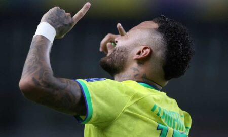 Bolsonaro entrega medalha de 'imbrochável' para Neymar e discute futuro do jogador na política