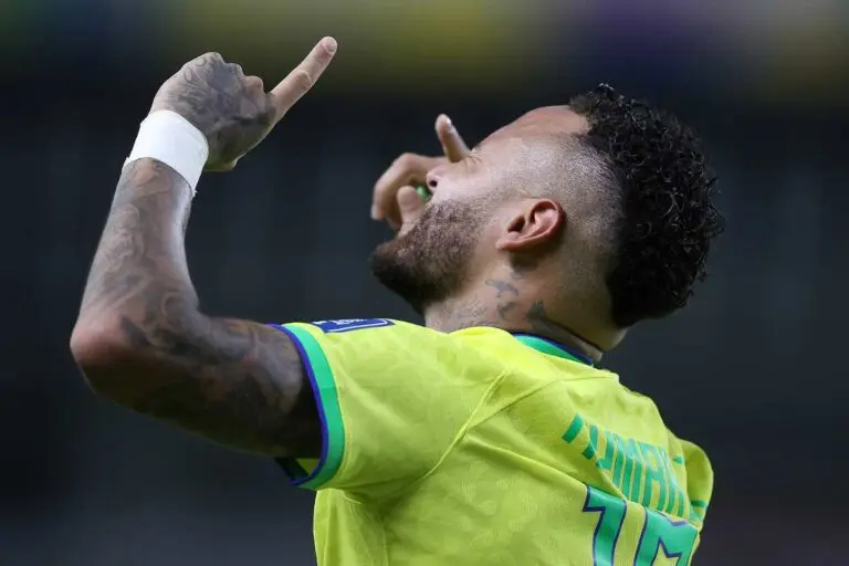 Bolsonaro entrega medalha de 'imbrochável' para Neymar e discute futuro do jogador na política