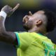 Bolsonaro entrega medalha de 'imbrochável' para Neymar e discute futuro do jogador na política