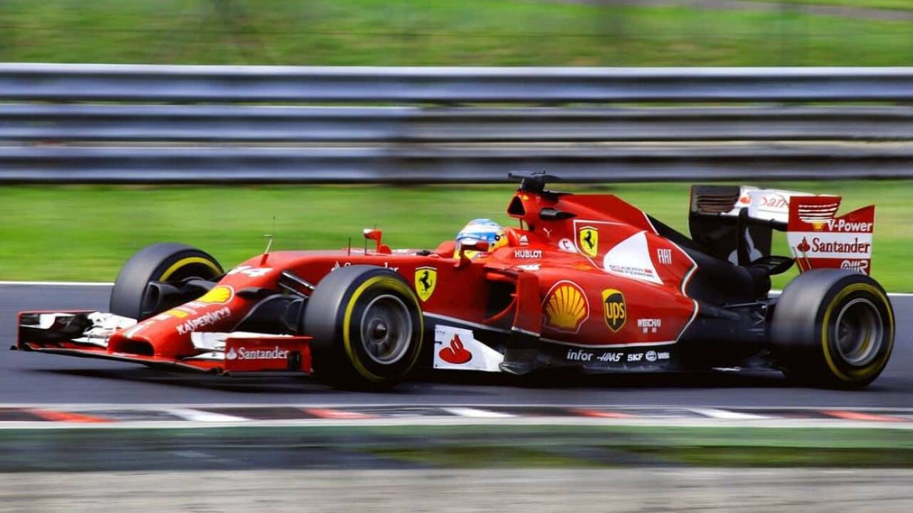 Leclerc supera Norris em treino inicial do GP de Cingapura, acirrando a disputa entre Ferrari e McLaren