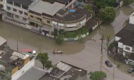 Quatro pessoas morrem depois de forte temporal que alaga vias e afeta metrô e ônibus; Rio entra em estágio operacional 4