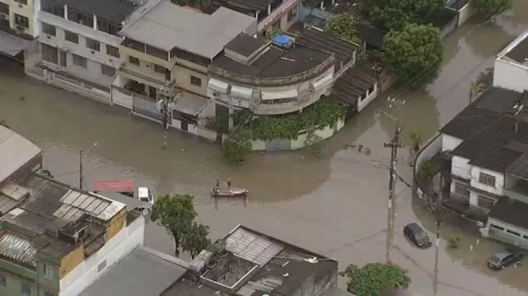 Quatro pessoas morrem depois de forte temporal que alaga vias e afeta metrô e ônibus; Rio entra em estágio operacional 4