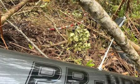 Equipes de resgate retiram por terra os corpos das 4 vítimas de acidente de helicóptero em Paraibuna