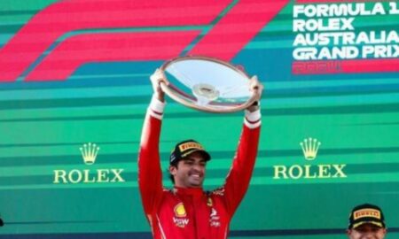 Sainz triunfa no Grande Prêmio da Austrália em F1, com Verstappen enfrentando seu primeiro revés mecânico em dois anos