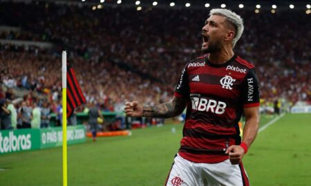 Sob os olhares de Tite, Arrascaeta retorna à sua melhor condição física e se destaca como líder no Flamengo