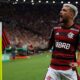 Sob os olhares de Tite, Arrascaeta retorna à sua melhor condição física e se destaca como líder no Flamengo