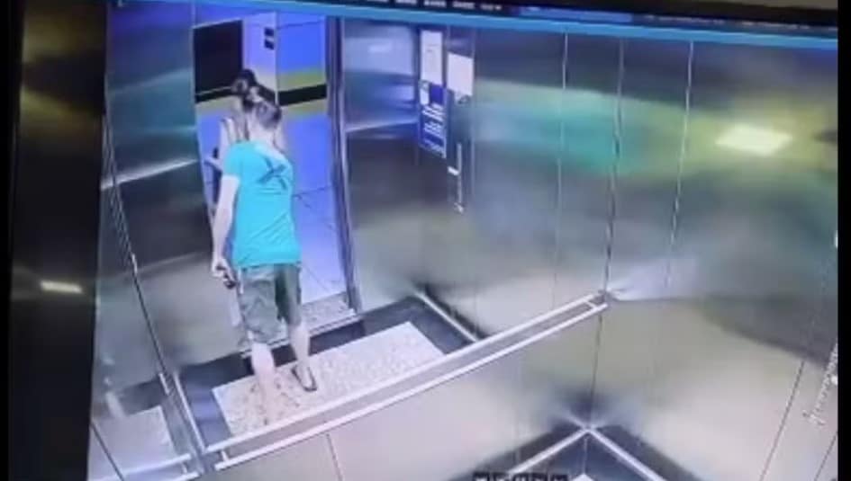 Homem é afastado de empresa após assediar mulher no elevador