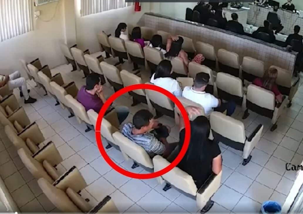 Filho interrompe júri e atira no assassino do pai
