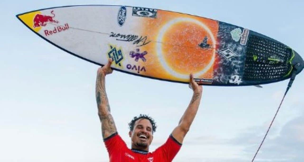 Italo Ferreira ganha etapa de Teahupoo e Brasil desencanta no Circuito Mundial de surfe