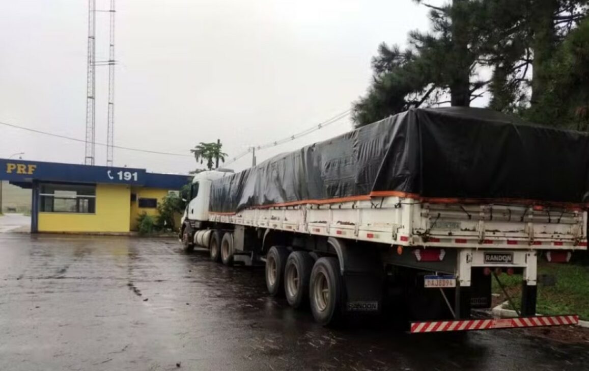 Polícia acha 53kg de cocaína e crack em carreta com doações